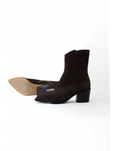 Dunkelbraune Velours-Stiefelette mit Absatz von Pomme d’Or – Ansicht 2