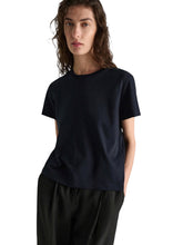 Nachtblaues T-Shirt mit abnehmbaren Feder-Details von Dorothee Schumacher – Ansicht 2