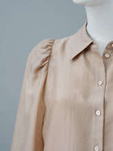 Nudefarbene Seidenbluse von Alcidia da Veiga – Ansicht 2