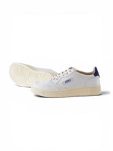 Weißer Autry-Sneaker „Medalist“ mit blauer Ferse – Ansicht 2