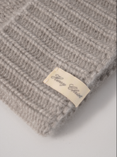 Graue Kaschmir-Mütze von Henry Christ – Detailansicht des gerippten Umschlags mit Label