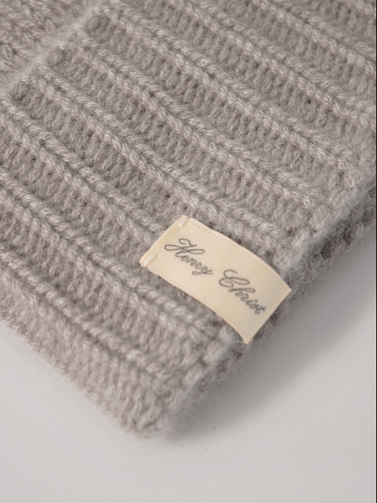 Graue Kaschmir-Mütze von Henry Christ – Detailansicht des gerippten Umschlags mit Label