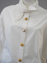 Weiße Bluse mit goldenen Knöpfen von Essentiel Antwerp – Ansicht 2