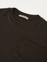 Dunkelbraunes Langarmshirt aus feiner Rippe von Stefan Brandt – Detailansicht des Kragens mit Label