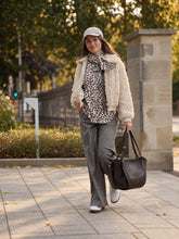 Cremefarbene Hemdbluse mit Leoprint und Schluppe von Essentiel Antwerp – Ansicht 2