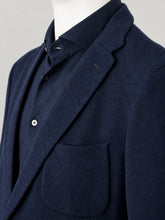 Dunkelblaues Sakko mit Waffelstruktur von Slowear – Detail von Revers und Brusttasche