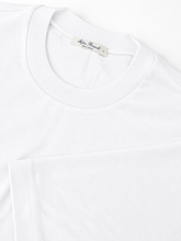 Weißes Jersey T-Shirt von Stefan Brandt – Detailansicht von Kragen und Ärmel mit Label