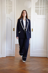 Dunkelblauer, zweireihiger Oversize-Blazer mit weißer Paspel von Essentiel Antwerp – Ansicht 2