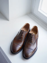 Haselnussbrauner Oxford-Brogue von Crockett & Jones – Ansicht 2