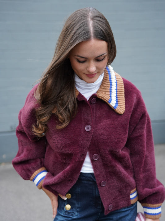 Bordeauxfarbene Fake-Fur-Jacke im College-Look von Essentiel Antwerp – Ansicht 4