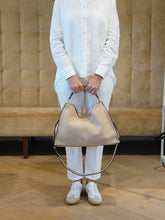 Sandfarbene Velours-Tasche von Gianni Chiarini – Ansicht 2