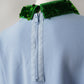 Hellblauer Kurzarmpullover mit grünem Pailettenkragen