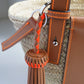 Sandfarbene, handgeflochtene Bast-Tasche mit orange/cognacfarbenen Leder Details