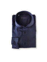 Dunkelblaues, gewaschenes Hemd