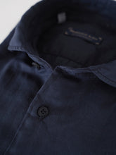 Dunkelblaues, gewaschenes Hemd