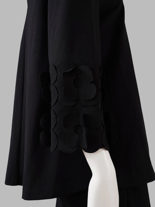 Schwarzes Top mit aufgesetzten Blumen von MEIMEIJ – Ansicht 2