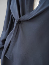 Graphitfarbene, asymmetrische Bluse von Gitta Banko – Ansicht 2