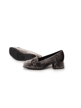 Grauer Samt-Pumps im Loafer-Look von Pedro Miralles – Ansicht 2