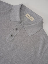 Graues Strickpolo mit orangefarbenem Detail von Bruno Manetti – Ansicht 2