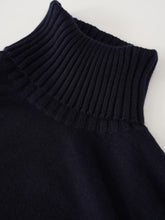 Dunkelblauer Rollkragenpullover aus Kaschmir und Seide von Fioroni – Ansicht 2