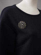 Dunkelblaues Jersey-Kleid mit Brosche von IVI – Ansicht 2