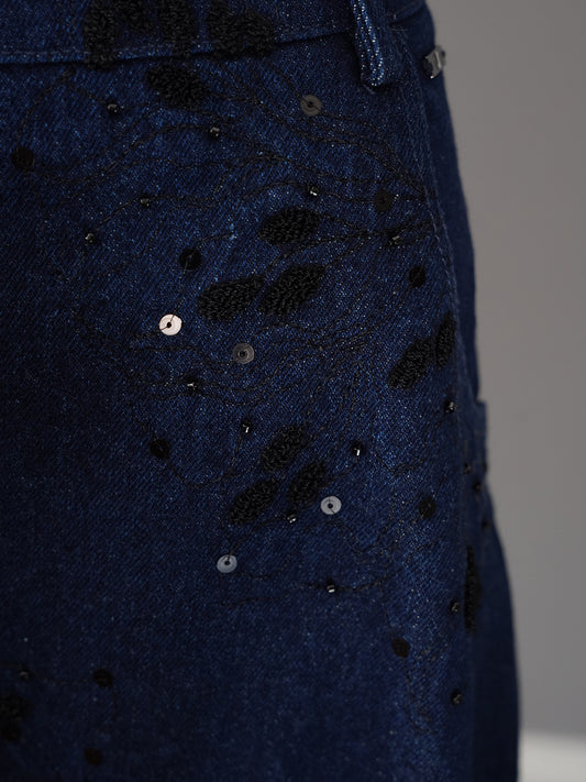 Denim-Rock mit Pailletten und schwarzen Stickereien von IVI – Ansicht 2