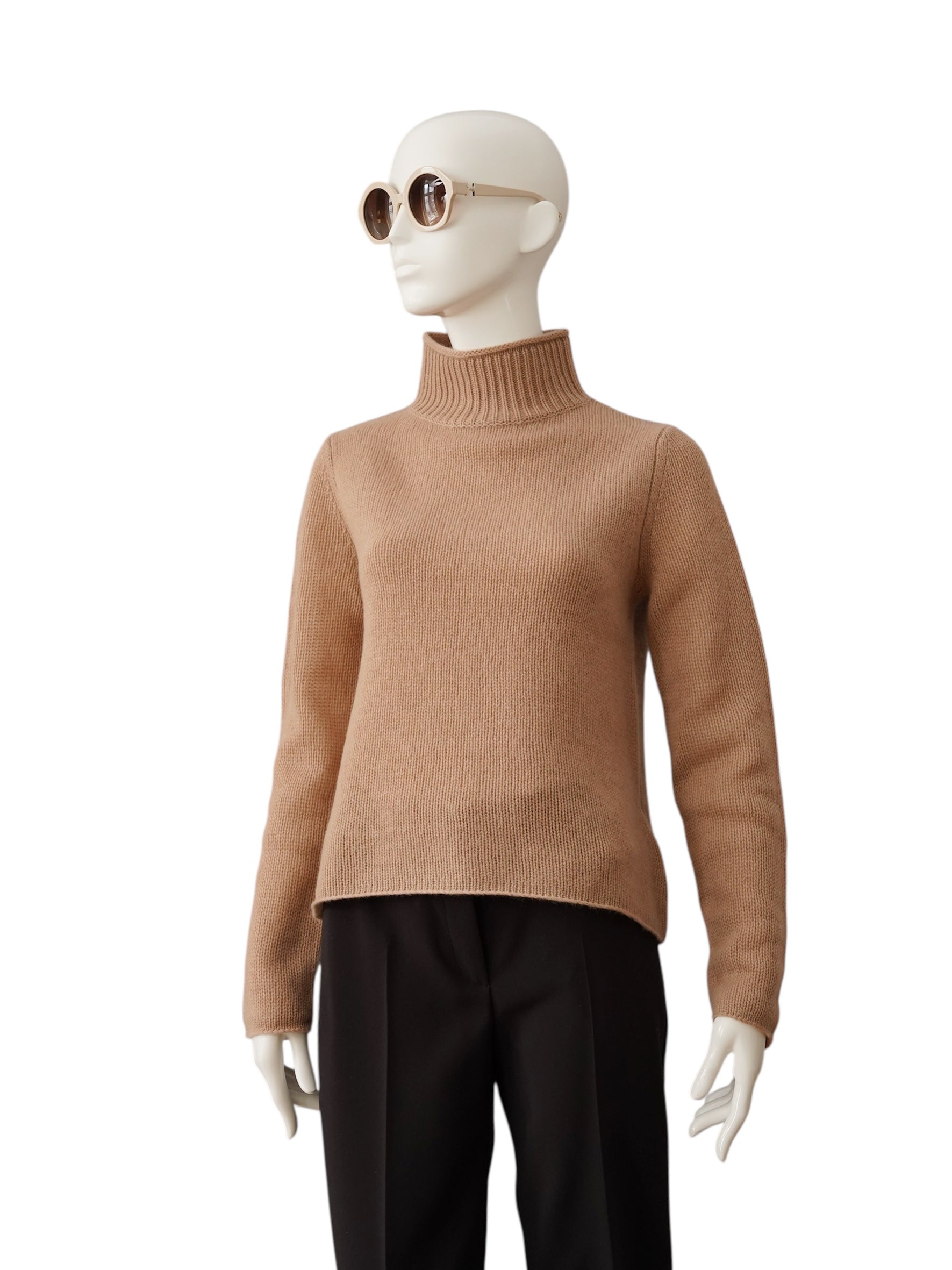 Camel-colored turtleneck sweater made of wool and cashmere