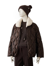 Dunkelbraune Oversize-Steppjacke mit Fake-Fur Kragen