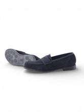 Dunkelblauer Veloursloafer mit Gummisohle von Crockett & Jones – Ansicht 2