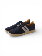 Dunkelblauer Velours-Sneaker „Trainer“ mit sandfarbenen Details von Ludwig Reiter – Ansicht 2