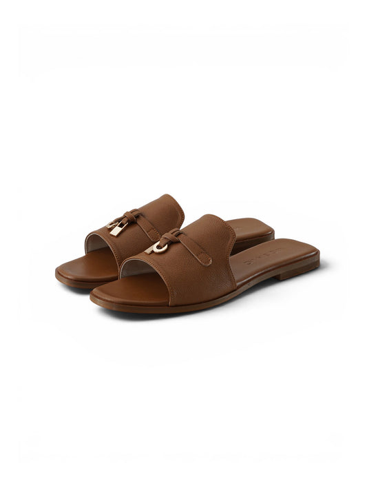 Cognacfarbene Pantolette mit Schmuck-Details von Mosaic