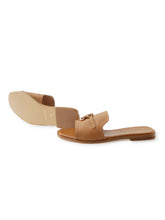 Cognacfarbene Pantolette mit Schmuck-Details von Mosaic – Ansicht 2