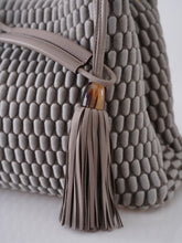 Graue Bubble-Tasche „Tango“ aus exklusivem 3D-Wollgewebe von Tissa Fontaneda – Ansicht 2