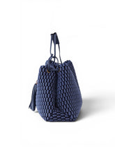 Jeansfarbene Bubble-Tasche „Tango“ aus exklusivem 3D-Wollgewebe von Tissa Fontaneda – Ansicht 2