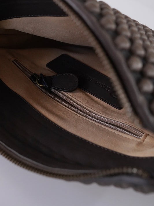 Dunkelbraune Crossbody-Tasche „Liberty S“ mit Bubble-Prägung von Tissa Fontaneda – Ansicht 4