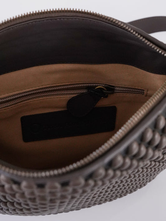 Dunkelbraune Crossbody-Tasche „Liberty S“ mit Bubble-Prägung von Tissa Fontaneda – Ansicht 5
