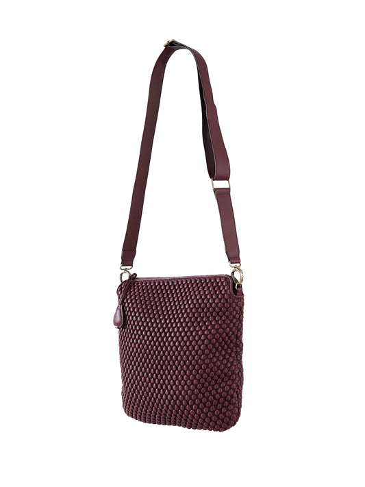 Bordeauxfarbene Crossbody-Tasche „Liberty L“ mit Bubble-Prägung von Tissa Fontaneda