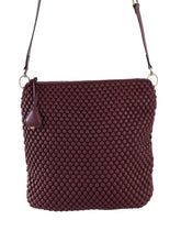 Bordeauxfarbene Crossbody-Tasche „Liberty L“ mit Bubble-Prägung von Tissa Fontaneda – Ansicht 2