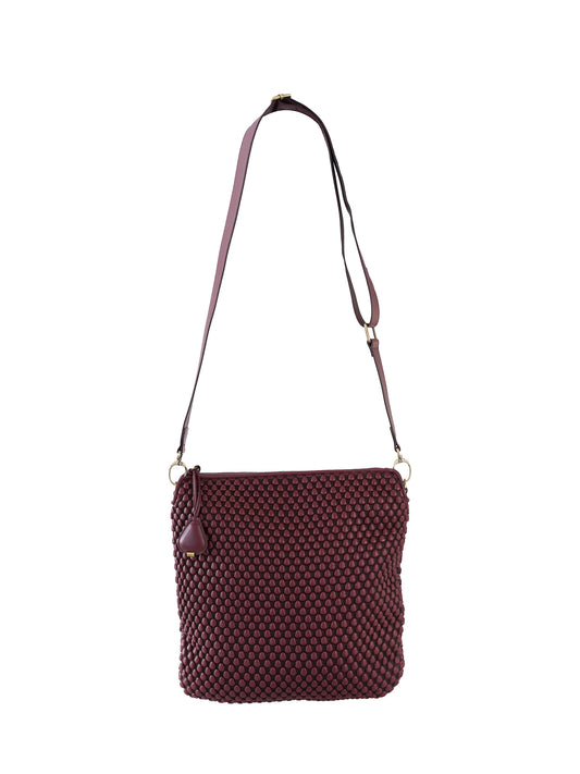 Bordeauxfarbene Crossbody-Tasche „Liberty L“ mit Bubble-Prägung von Tissa Fontaneda – Ansicht 3