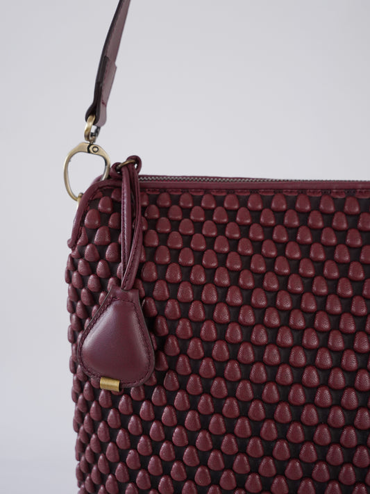 Bordeauxfarbene Crossbody-Tasche „Liberty L“ mit Bubble-Prägung von Tissa Fontaneda – Ansicht 4
