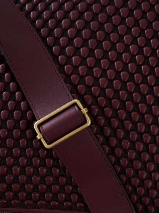 Bordeauxfarbene Crossbody-Tasche „Liberty L“ mit Bubble-Prägung von Tissa Fontaneda – Ansicht 5