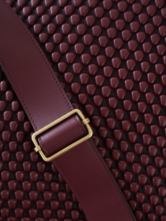 Bordeauxfarbene Crossbody-Tasche „Liberty L“ mit Bubble-Prägung von Tissa Fontaneda – Ansicht 6
