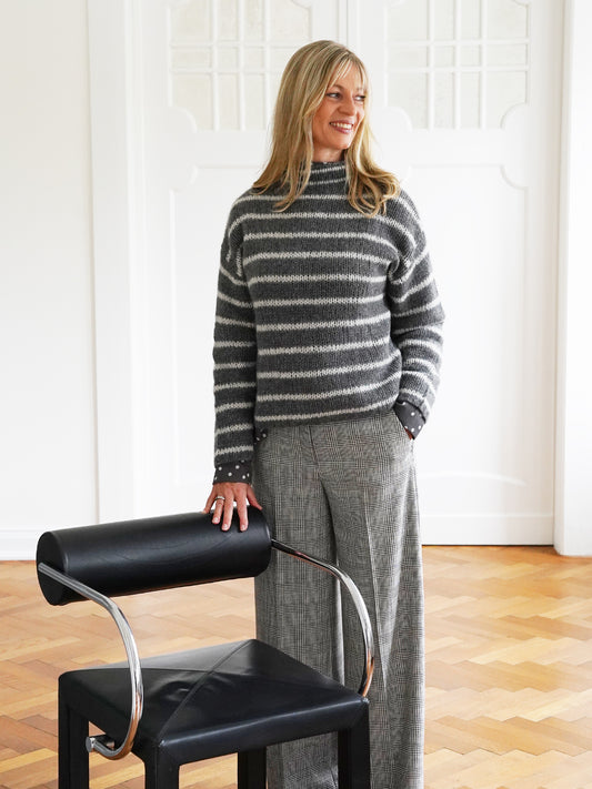 Grau-cremefarbener gestreifter Turtleneck mit Stehkragen von Henry Christ – Ansicht 2