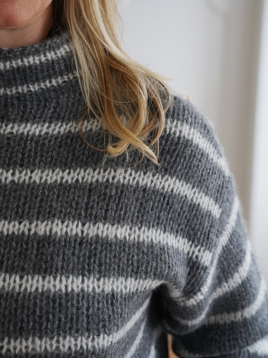 Grau-cremefarbener gestreifter Turtleneck mit Stehkragen von Henry Christ – Ansicht 3