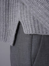 Graue Strickjacke mit Reißverschluss und Stehkragen von FFC – Ansicht 2