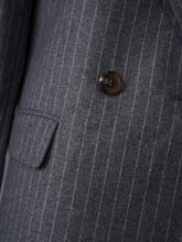 Grauer zweireihiger Nadelstreifen-Blazer von Alcidia da Veiga – Ansicht 2