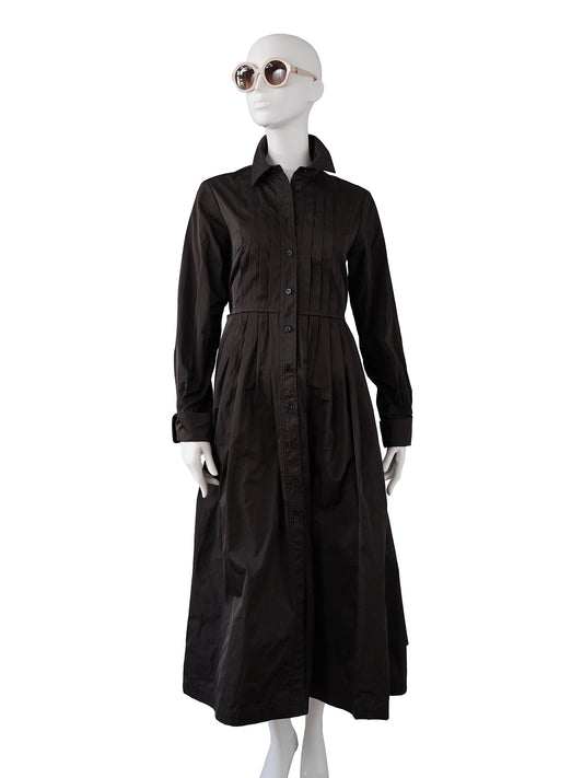 Dunkelbraunes Hemdblusenkleid mit Biesen und Faltenrock von ODEEH
