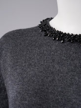 Anthrazitfarbener Pullover mit perlenbesetztem Ausschnitt von Semicouture – Ansicht 2