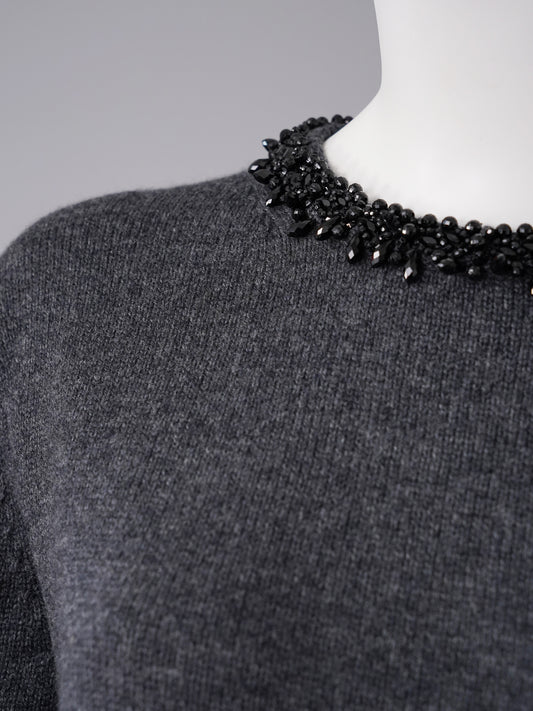 Anthrazitfarbener Pullover mit perlenbesetztem Ausschnitt von Semicouture – Ansicht 2