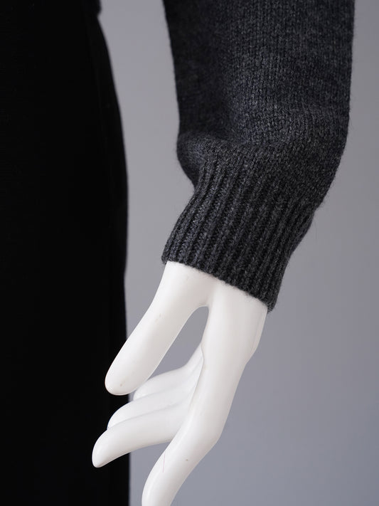 Anthrazitfarbener Pullover mit perlenbesetztem Ausschnitt von Semicouture – Ansicht 4